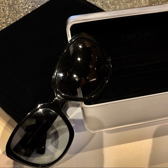 DKNY SIGNATURE CHIC SQUARE SUNGLASSES w/CASE GUC - Picture 7 of 7